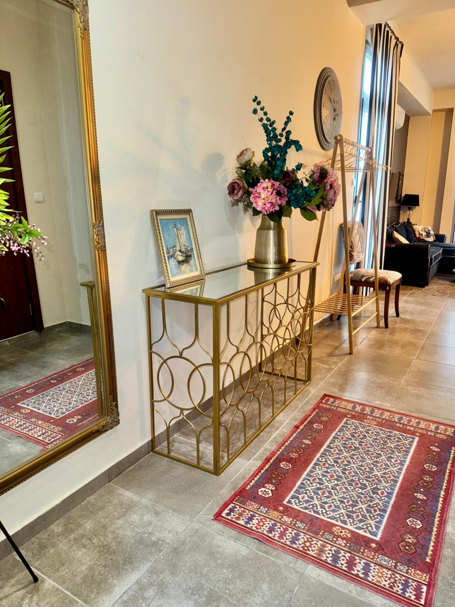 Cleopatra Apartment